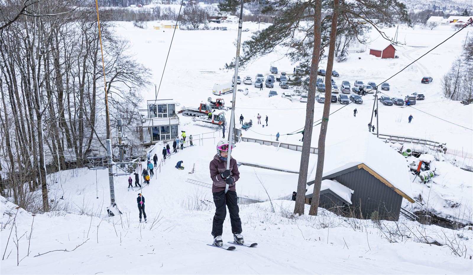Skibakken i Tveit en solrik vinterdag
